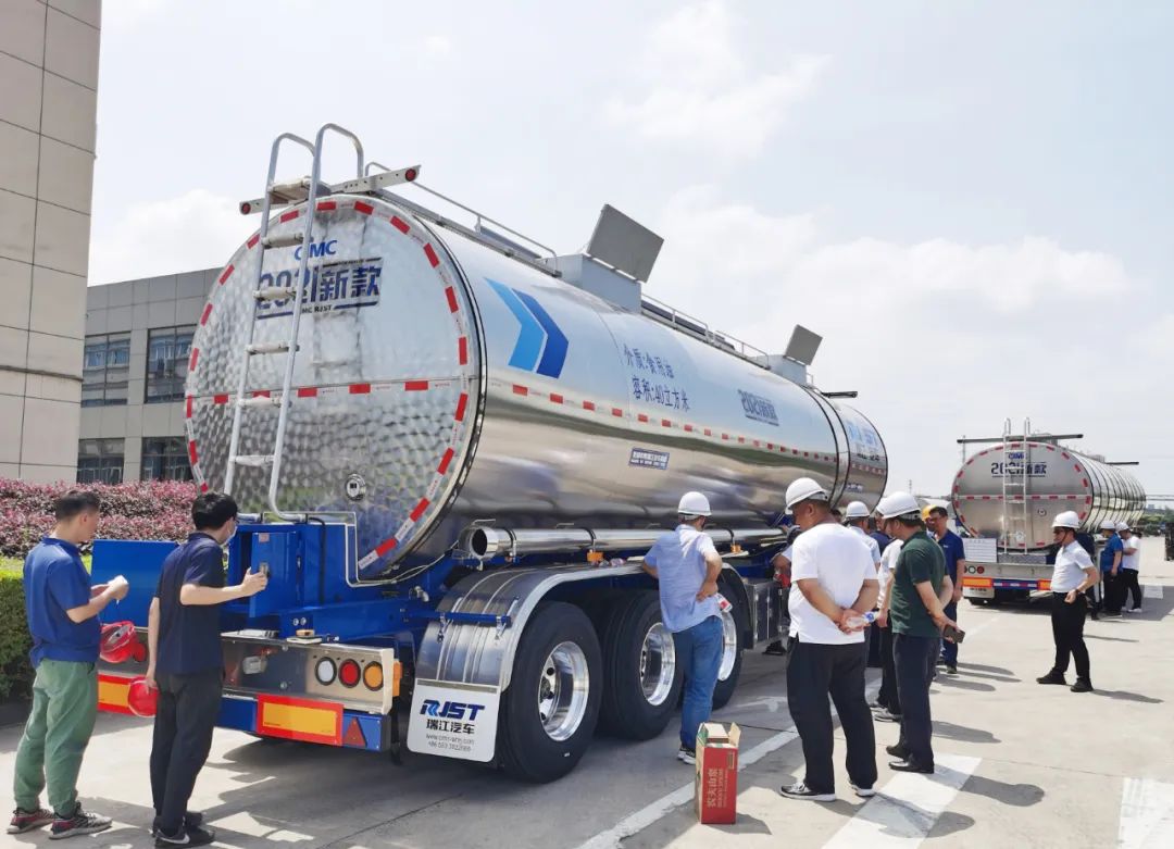 2021新款液罐車(chē)為何吸引眾多用戶慕名而來(lái)？你的好奇我來(lái)解答！